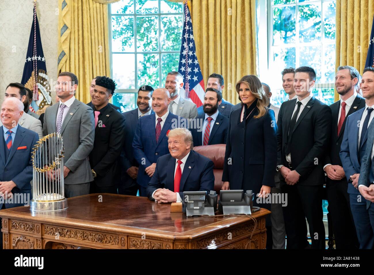 Washington, United States of America. 04 November, 2019. U.S. President Donald Trump and First Lady Melania Trump pose with members of the Washington Nationals World Series champs during a victory celebration in the Oval Office of the White House November 4, 2019 in Washington, DC.   Credit: Shealah Craighead/White House Photo/Alamy Live News Stock Photo