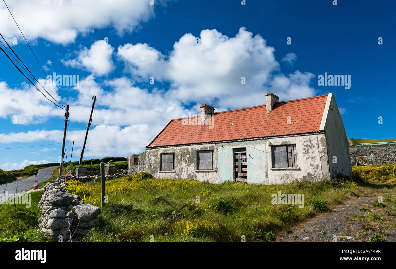 old abandoned Irish cottage in rural Ireland Stock Photo Alamy