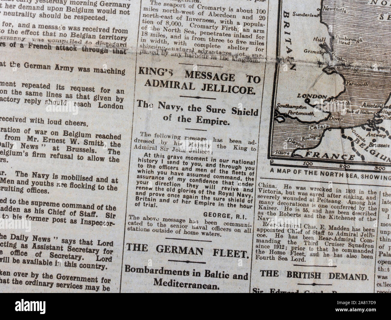 Replica newspaper at the start of World War One: Inside page of the Daily News & Reader newspaper on 5th August 1914 showing Kings message to Jellicoe Stock Photo