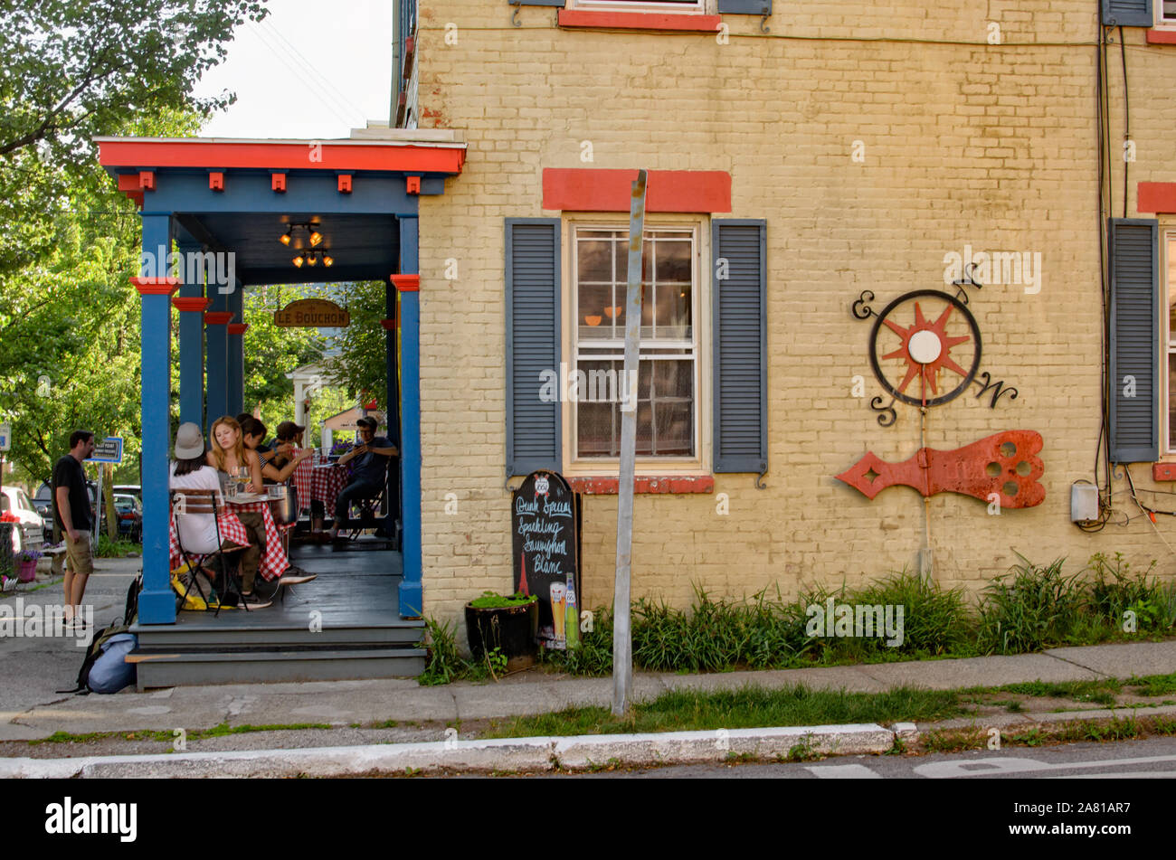 Alfresco dining at Le Bouchon Brasserie, Cold Spring, Putnam County, New York, USA. Outdoor dining in the Hudson Valley. Stock Photo