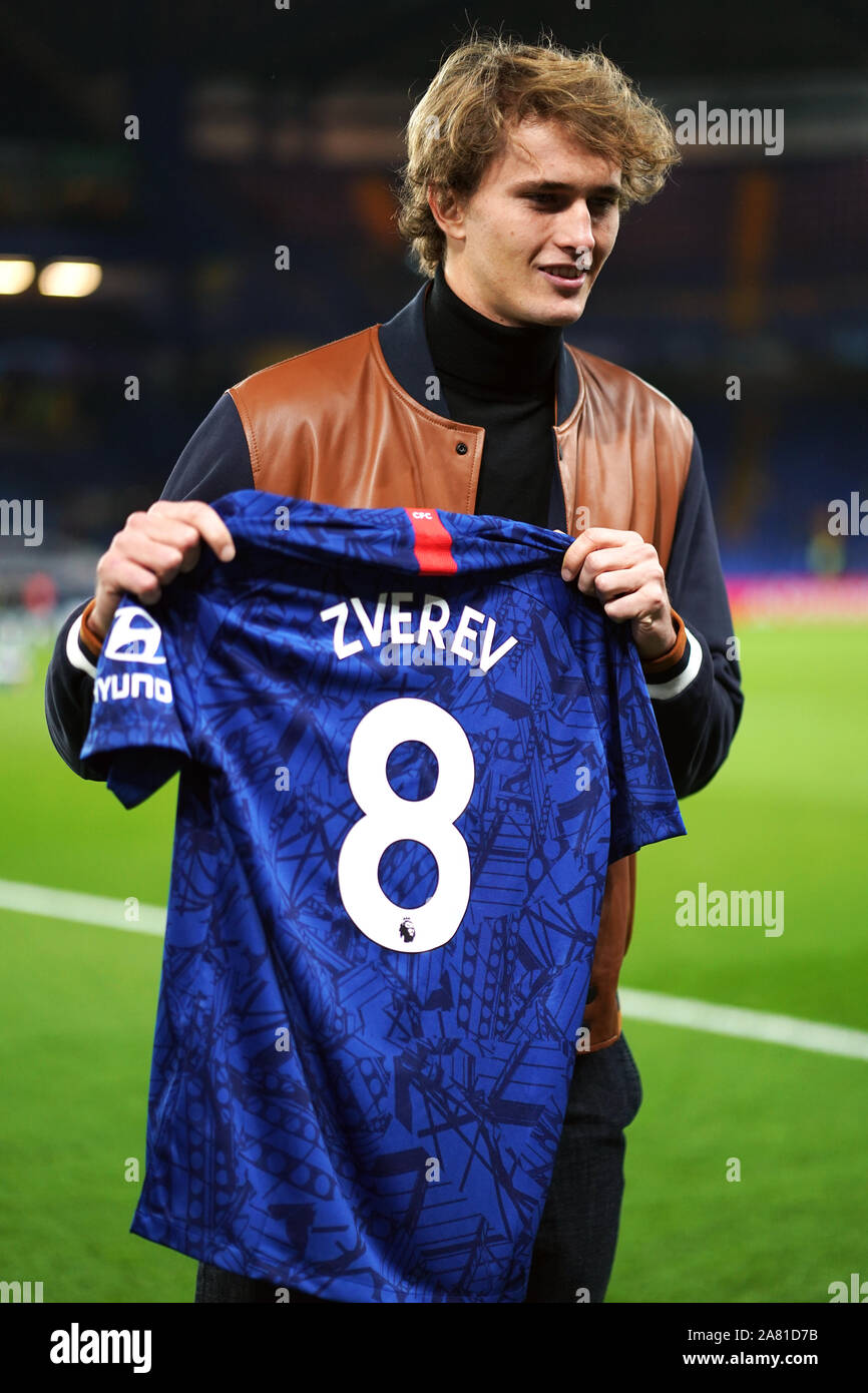 Alexander Zverev poses with a Chelsea shirt pitchside before the