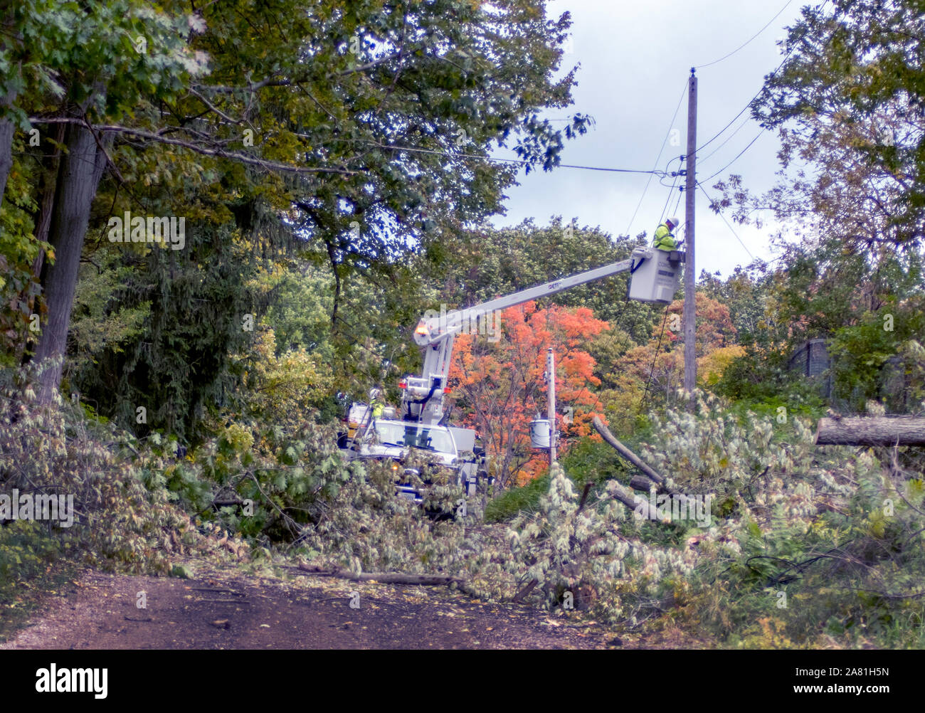 Lineman on utility pole hi-res stock photography and images - Alamy