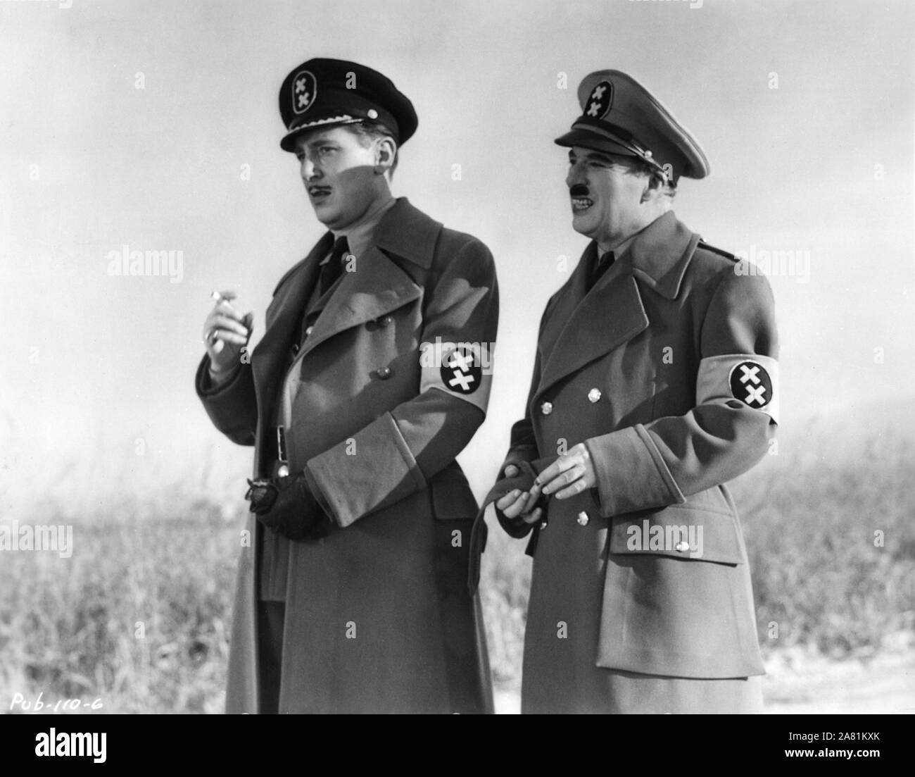 REGINALD GARDINER as Schultz and CHARLIE CHAPLIN as Adenoid Hynkel Dictator  of Tomania on set candid filming THE GREAT DICTATOR 1940 director / writer  Charles Chaplin photo by William Wallace One Production