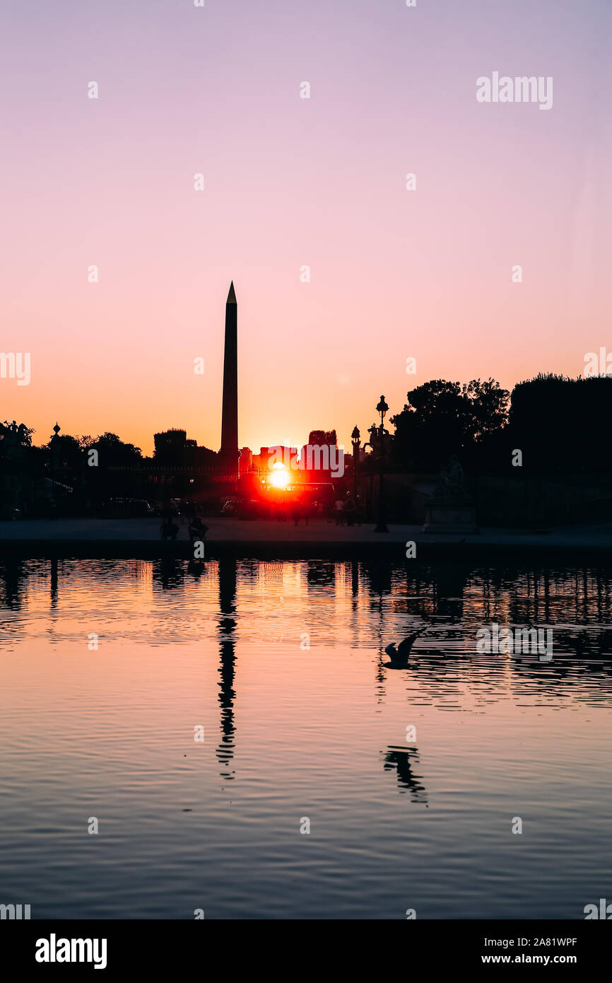 coucher de soleil depuis le Bassin octogonal du Jardin des Tuileries, Paris, France Stock Photo