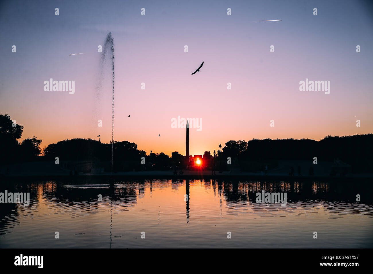 coucher de soleil depuis le Bassin octogonal du Jardin des Tuileries, Paris, France Stock Photo