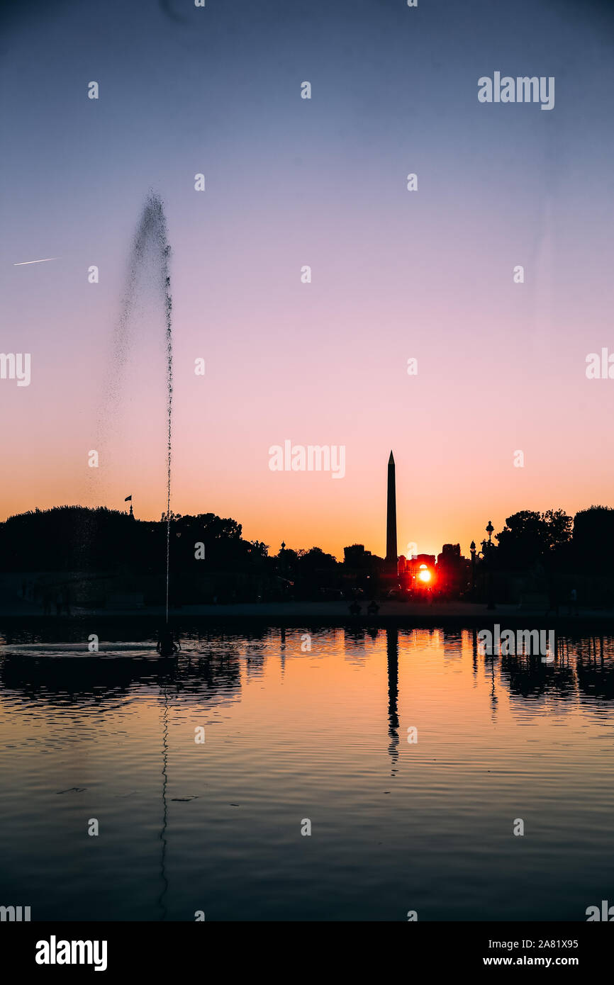 coucher de soleil depuis le Bassin octogonal du Jardin des Tuileries, Paris, France Stock Photo