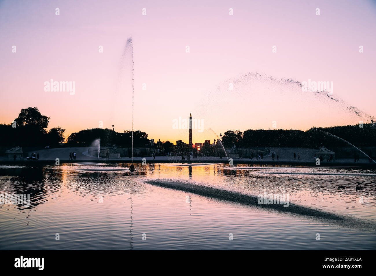 coucher de soleil depuis le Bassin octogonal du Jardin des Tuileries, Paris, France Stock Photo