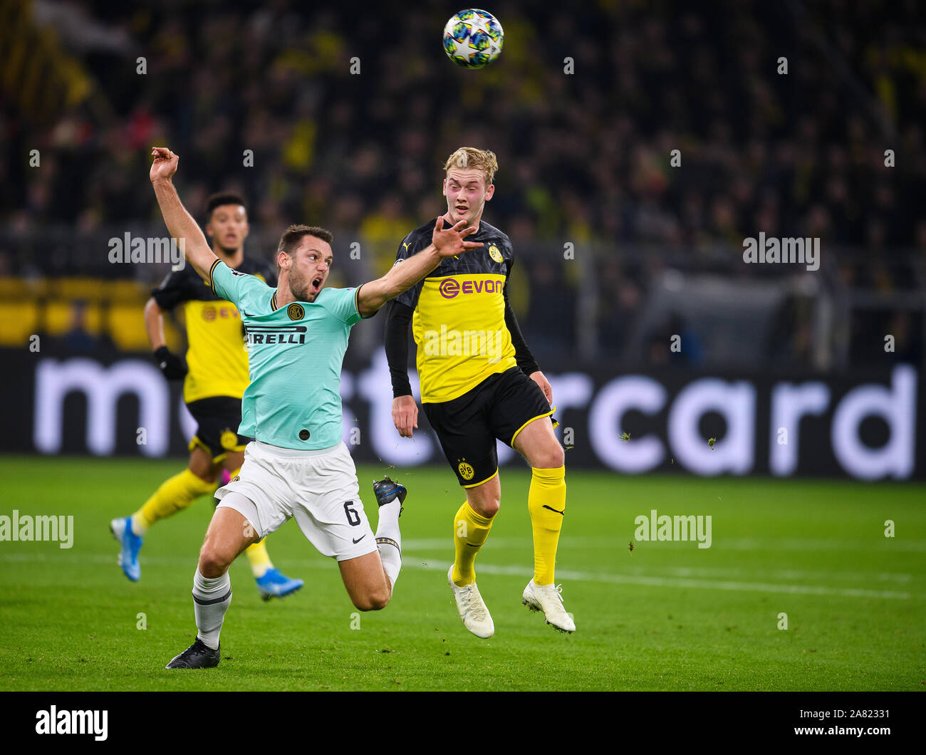 duels, duel between Stefan de Vrij (Inter Milan) and Julian Brandt (Borussia Dortmund). GES/Football/UEFA Champions League: Borussia Dortmund - Inter Milan, 05.11.2019 - Football/Soccer/UEFA Champions League: Borussia Dortmund vs. Inter Milan, Dortmund, Nov 05, 2019 - DFL regulations prohibit any use of photographs as image sequences and/or quasi-video. | usage worldwide Stock Photo