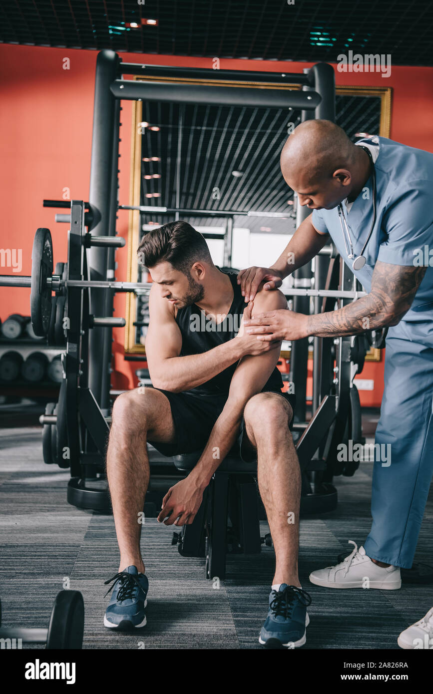 African shoulder pain doctor hi-res stock photography and images - Alamy