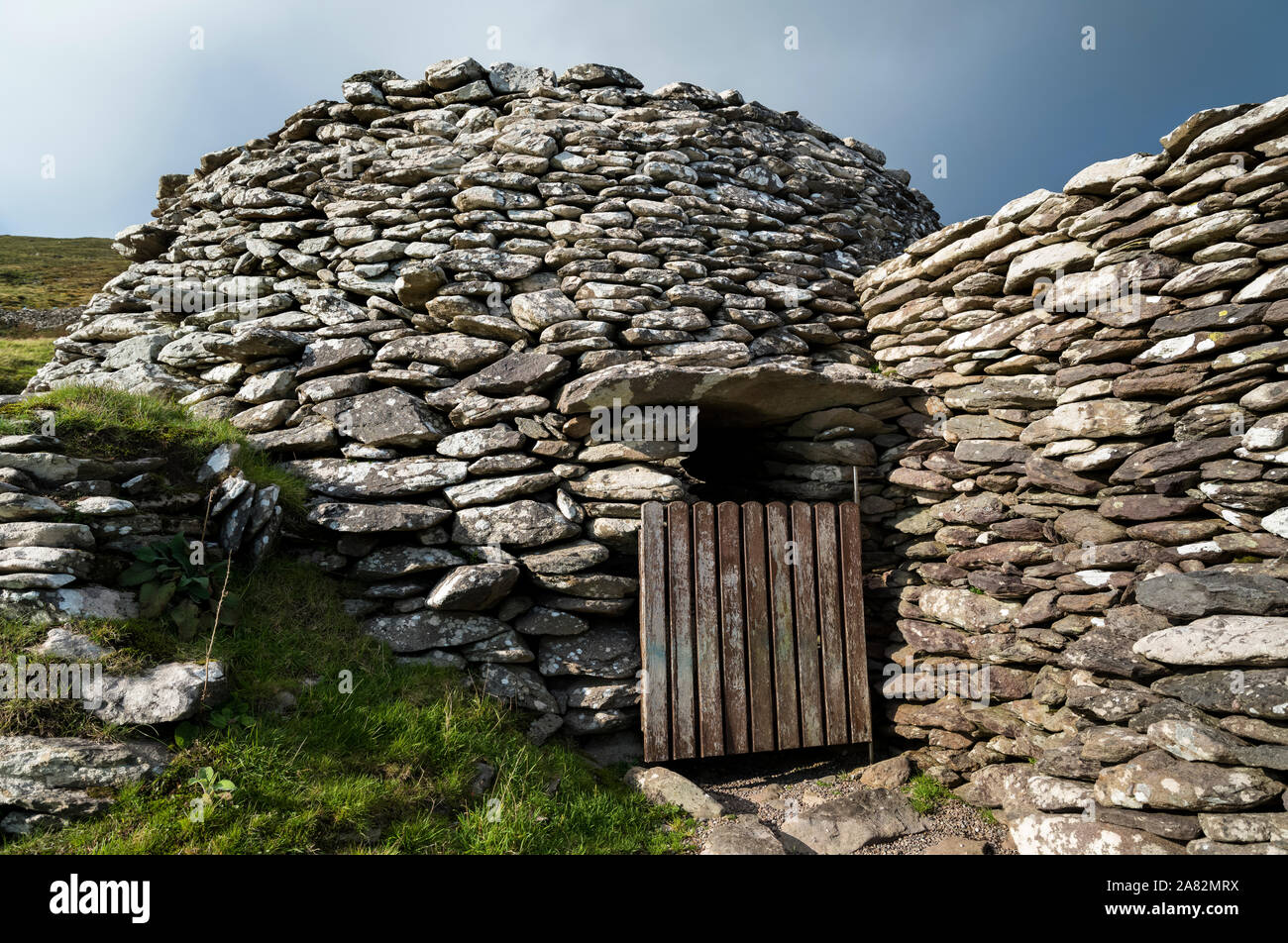 BEEHIVE HUTS DINGLE PENINSULA COUNTY KERRY IRELAND Stock Photo Alamy
