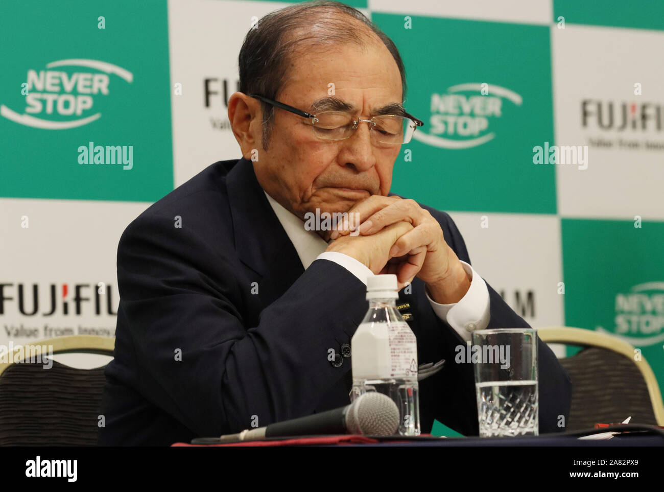 Tokyo, Japan. 5th Nov, 2019. Japan's Fujifilm Holdings chairman and CEO Shigetaka Komori announces Fujifilm will acquire 25% stake in Fuji Xerox owned by Xerox and Fujifilm's ownership of Fuji Xerox to 100% at a press conference in Tokyo on Tuesday, November 5, 2019. Fujifilm Holdings gave up a plan to purchase Xerox Corp in the United States. Credit: Yoshio Tsunoda/AFLO/Alamy Live News Stock Photo