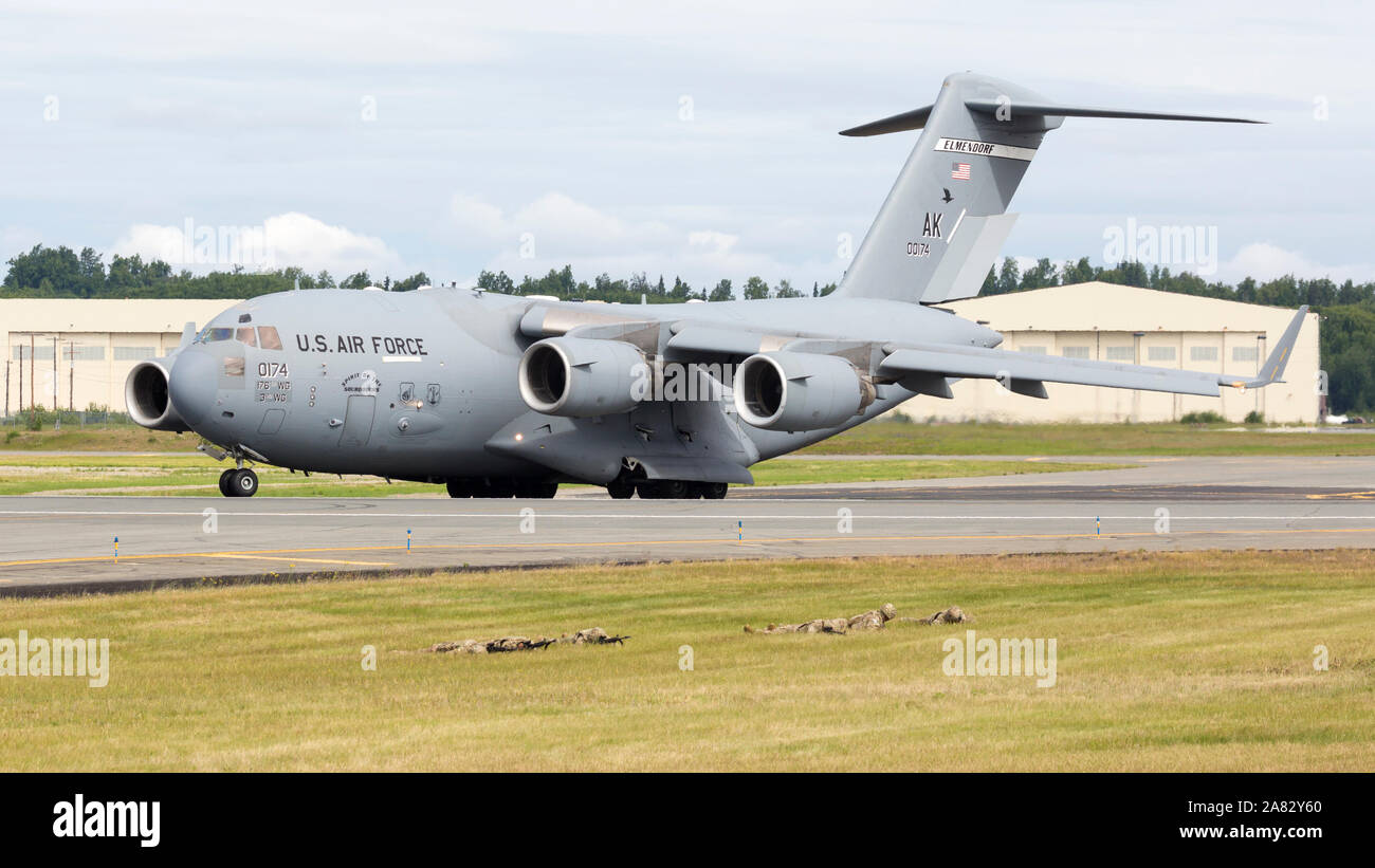 A United States Air Force C-17 Globemaster III performs at the 2018 ...