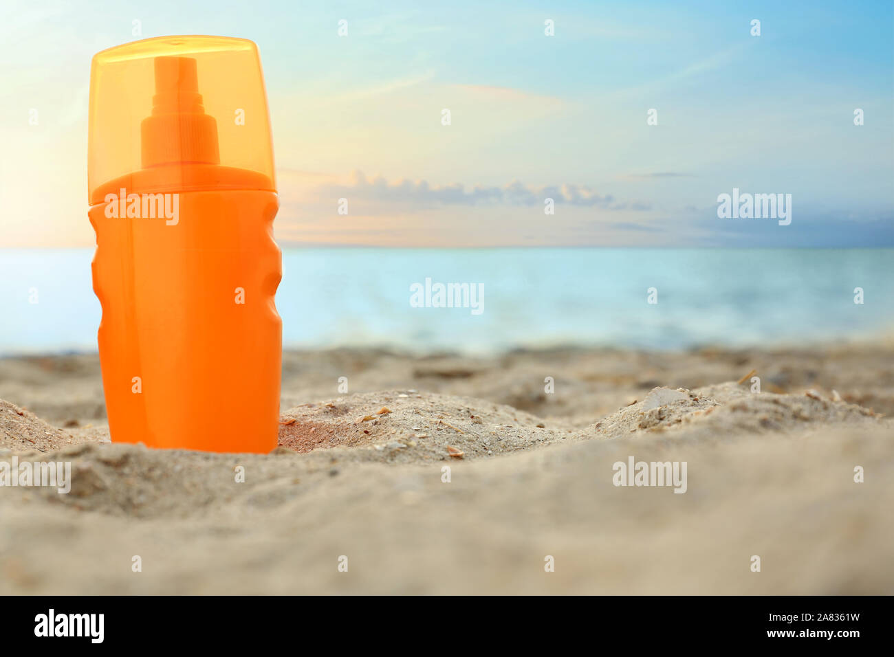 Sunscreening hi-res stock photography and images - Alamy