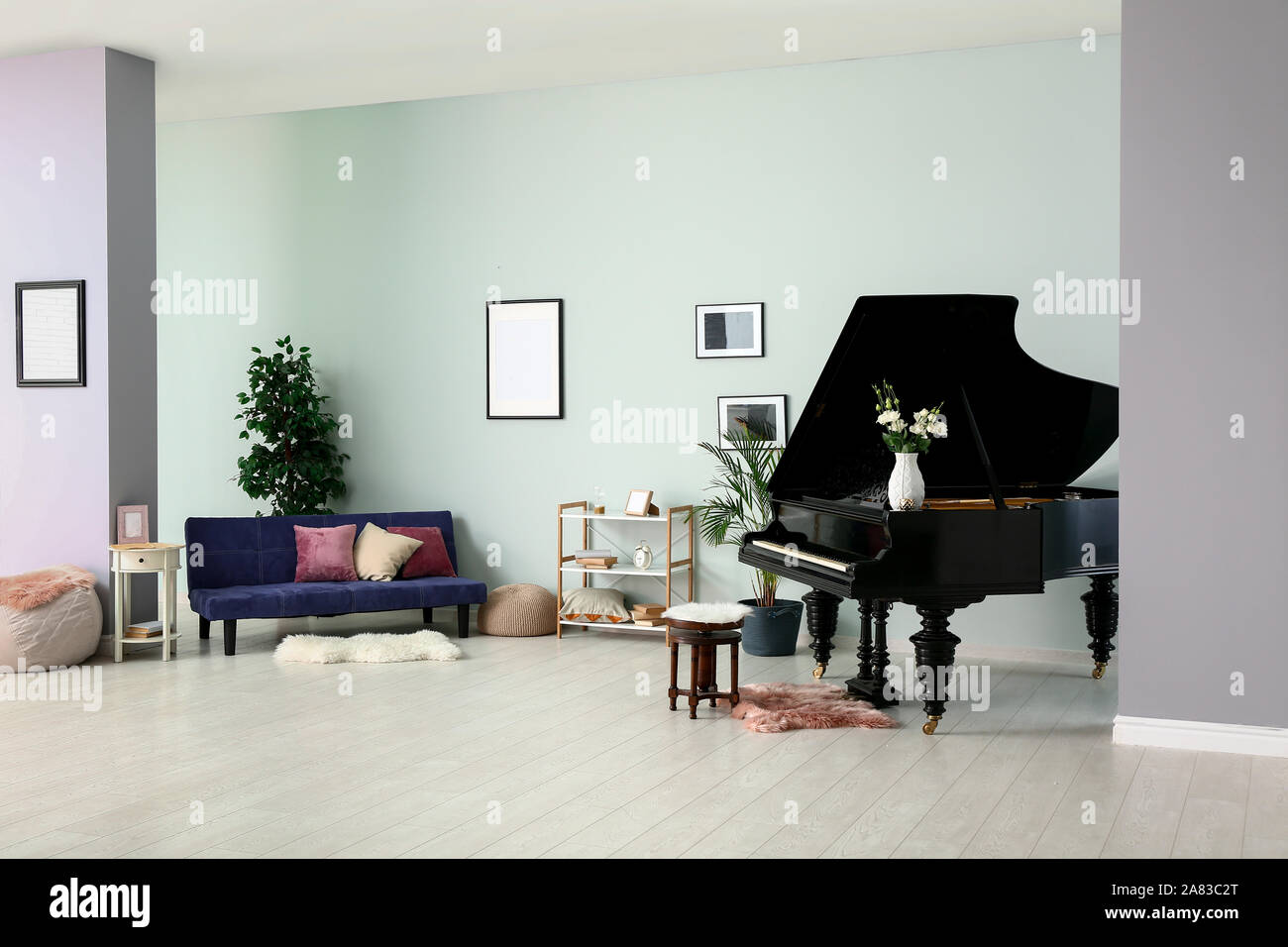 Black grand piano in interior of room Stock Photo - Alamy