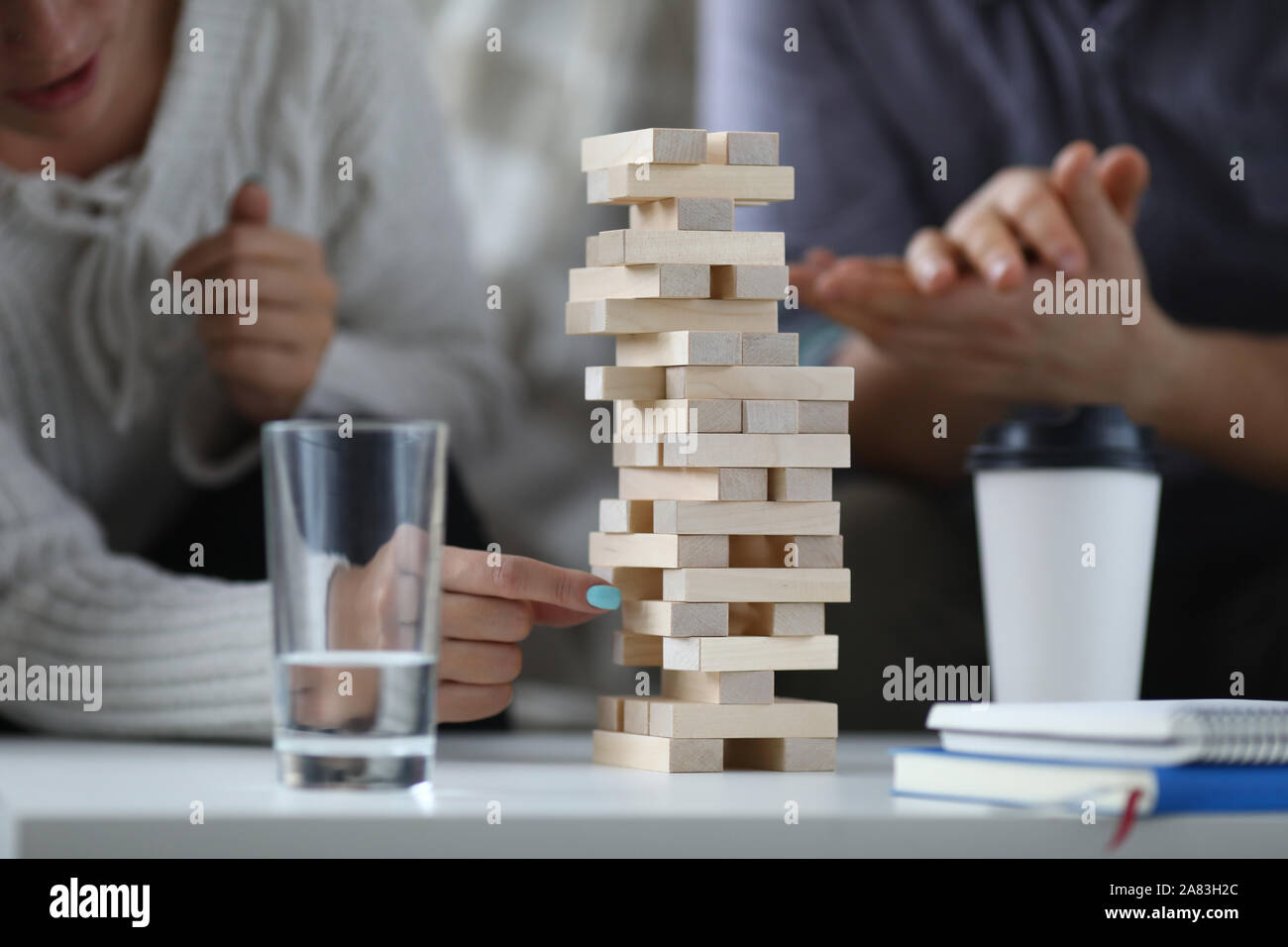 Donna che gioca Jenga gigante gioco in giardino Foto stock - Alamy