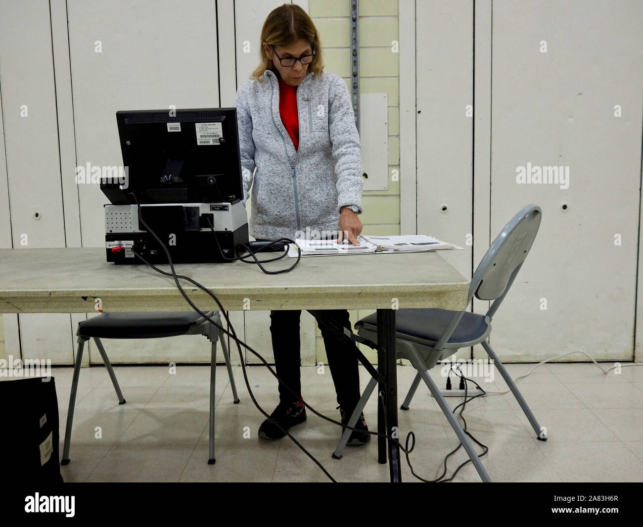 Virginia, USA. 5th Nov, 2019. Poll worker finalizes paperwork after polls close on Election Day, November 5, 2019 Credit: Sue Dorfman/ZUMA Wire/Alamy Live News Stock Photo