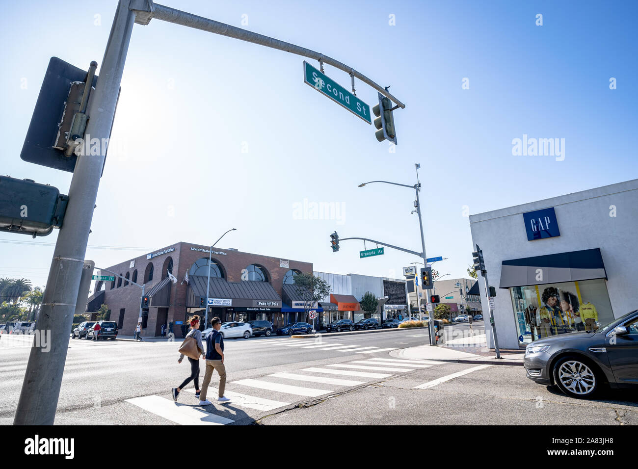 Pedestrians crossing the street on Second Street in Long Beach Stock Photo
