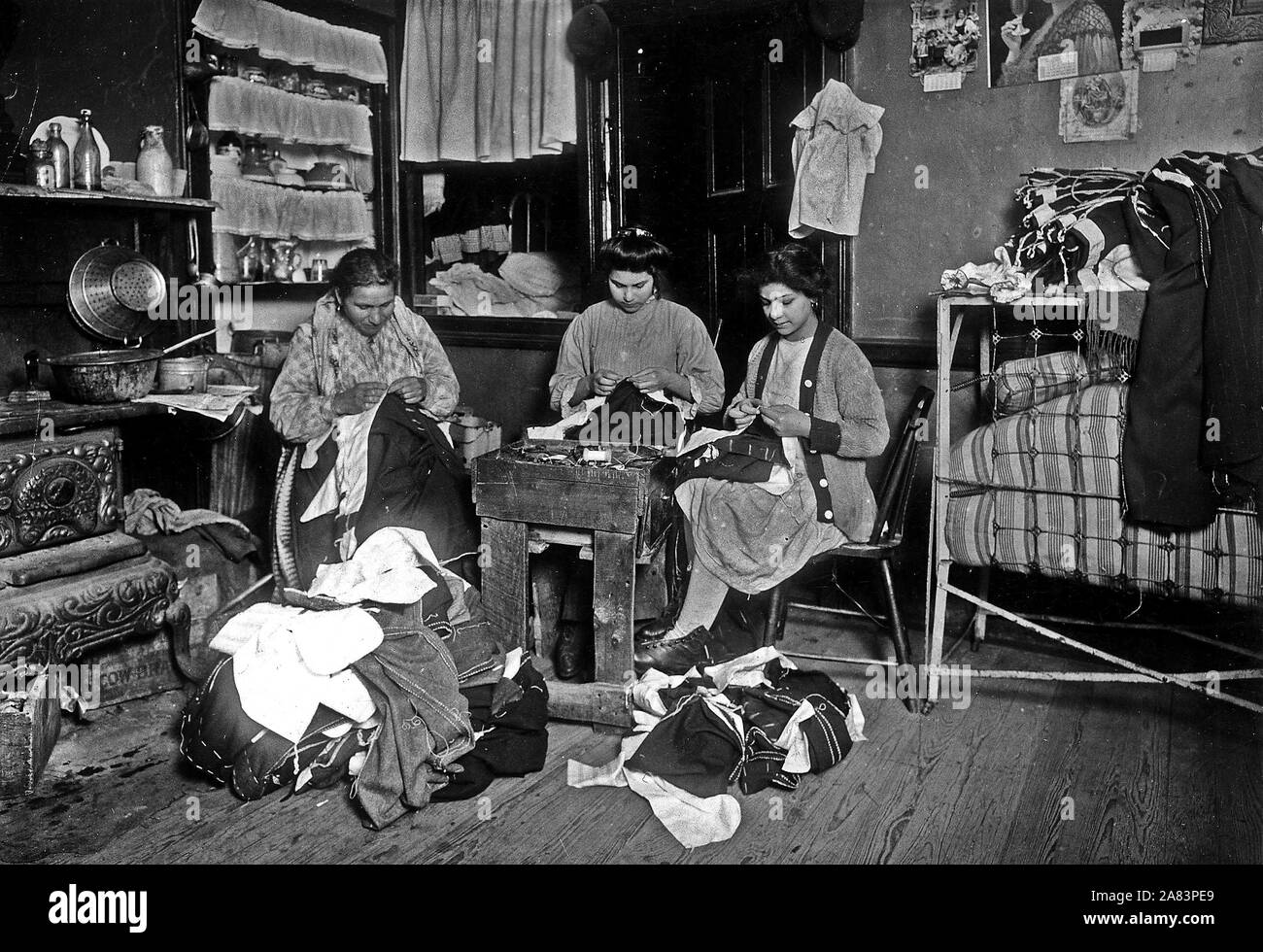 Family finishing pants. None of them spoke English. New York City, March 1912 Stock Photo