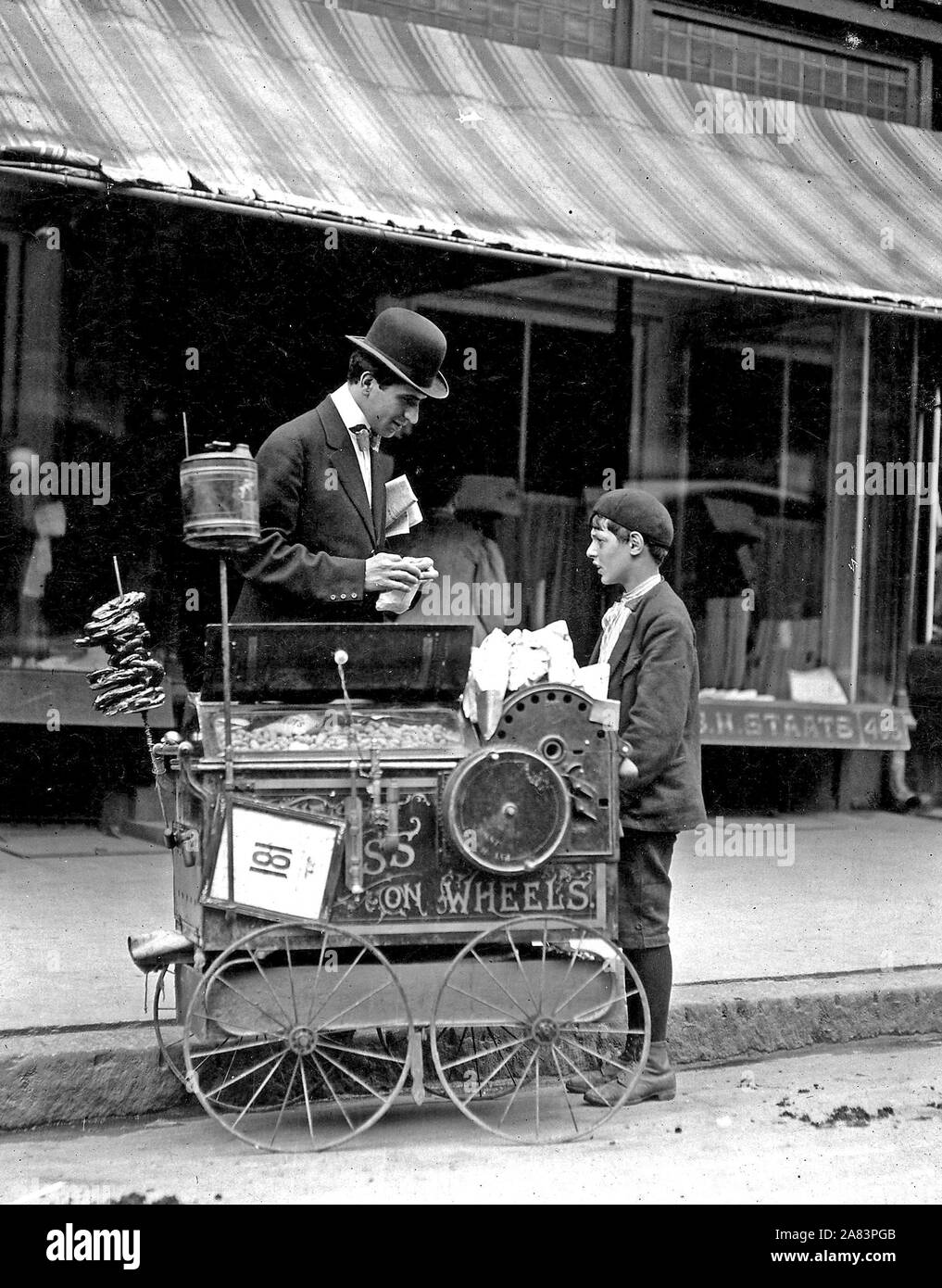 Peanuts vendor Black and White Stock Photos & Images Alamy