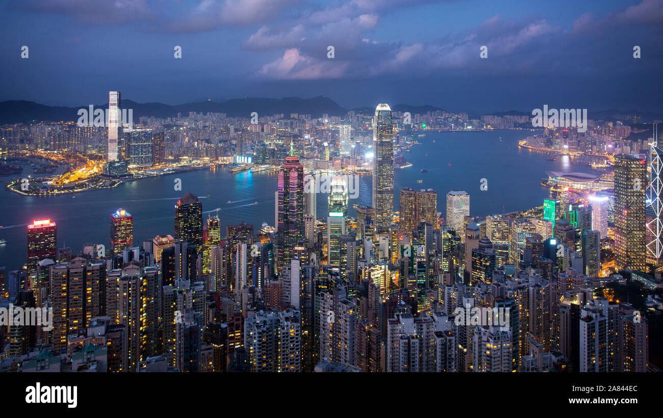 Hong Kong skyline at night from Victoria peak Stock Photo - Alamy