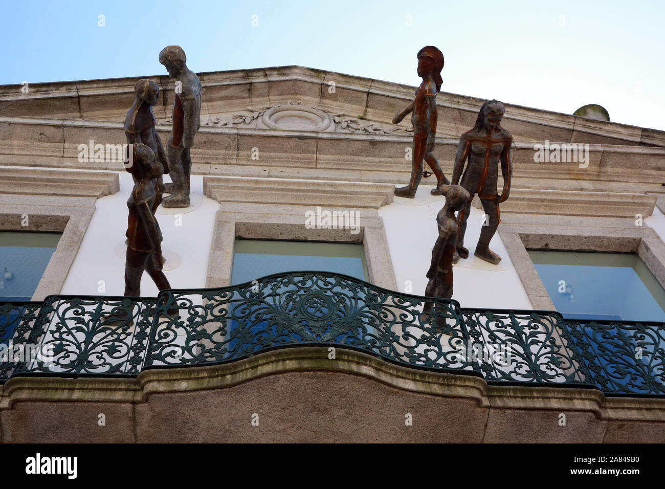 Bronze statues walking on the facade of the luxury Via Catarina shopping mall, Rua Santa Catarina in Porto, Portugal Stock Photo