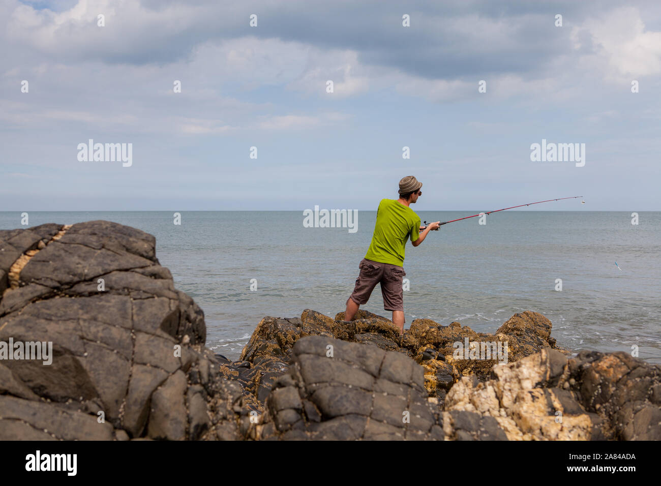 Fishing Line In Rocks Line fishing from a beach hi-res stock photography and images - Alamy