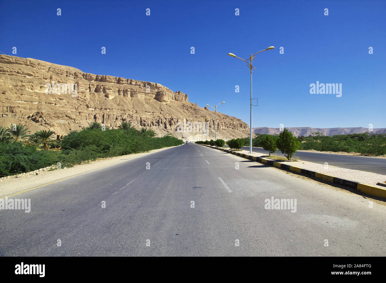 The road in mountains in Wadi Hadhramaut, Yemen Stock Photo