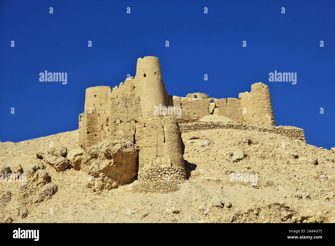 The fortress in mountains in Wadi Hadhramaut, Yemen Stock Photo