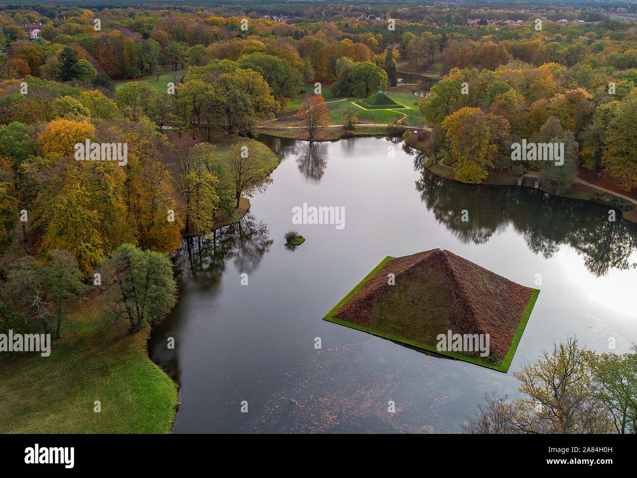 06 November 2019, Brandenburg, Cottbus: The sea pyramid and behind it the land pyramid in the Fürst-Pückler-Park of Branitz (aerial view with a drone). At a press conference held on the same day at Branitz Palace, the Verein Schlösser und Gärten Deutschland e.V. and the Stiftung Fürst-Pückler-Museum Park und Schloss Branitz jointly presented themselves to the public and talked about the current damage to historic gardens caused by climate change and the resulting dangers for cultural heritage. In the Branitzer Park, the condition of the valuable tree population deteriorated drastically in 2018 Stock Photo