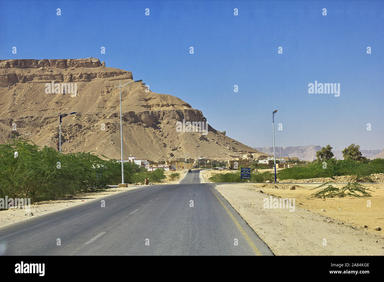 The road in mountains in Wadi Hadhramaut, Yemen Stock Photo