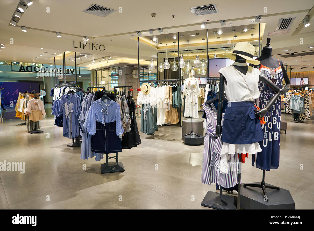 Omhyggelig læsning Tutor med sig SHENZHEN, CHINA - CIRCA APRIL, 2019: interior shot of Vero Moda store at a  shopping mall in Shenzhen Stock Photo - Alamy