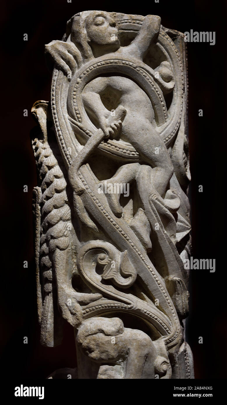 Column (detail) from the abbey of Saint-Denis.  One of the foliage,  of palmettes, is punctuated by rings that group the stylized stems. The other houses men and animals (two birds and a lioness), inhabited scroll, dear to Romanesque art. 3rd quarter of the 12th century.  Cluny Museum - National Museum of the Middle Ages, Paris, France, French. Stock Photo