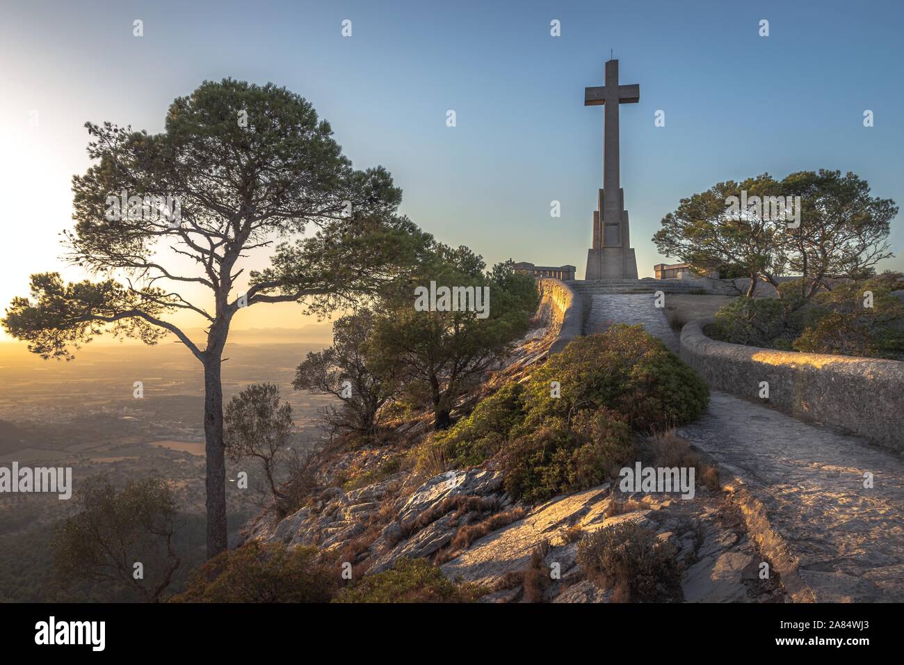 Large cross on a hill hi-res stock photography and images - Alamy