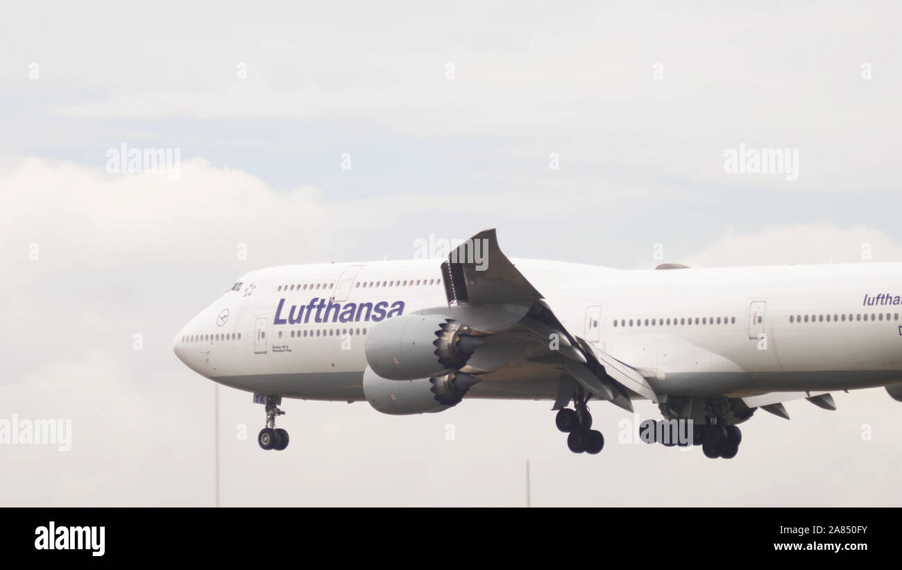 Landing boeing 747 of lufthansa hi-res stock photography and images - Alamy