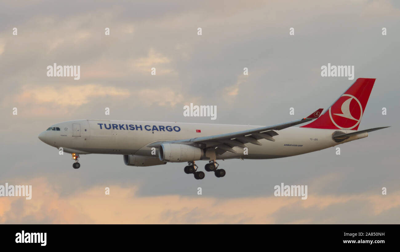 Turkish Airlines landing in Frankfurt Stock Photo