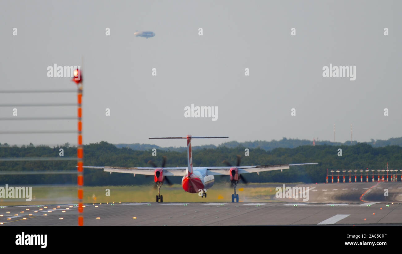 Bombardier DASH 8 landing Stock Photo