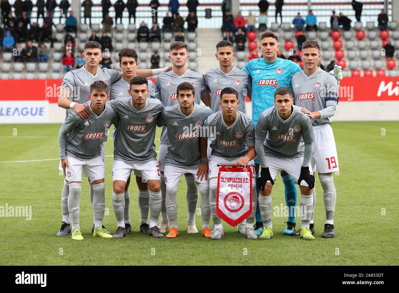 firo: 06.11.2019, Fuvuball, UEFA Youth League, 4th group match, season 2019/ 2020, FC Bayern Munich - Olympiakos Pirv§us, Olympiakos Pirvusus, Olympiakos,  Pirv§us, full figures, team photo, team photo, | usage worldwide Stock  Photo - Alamy