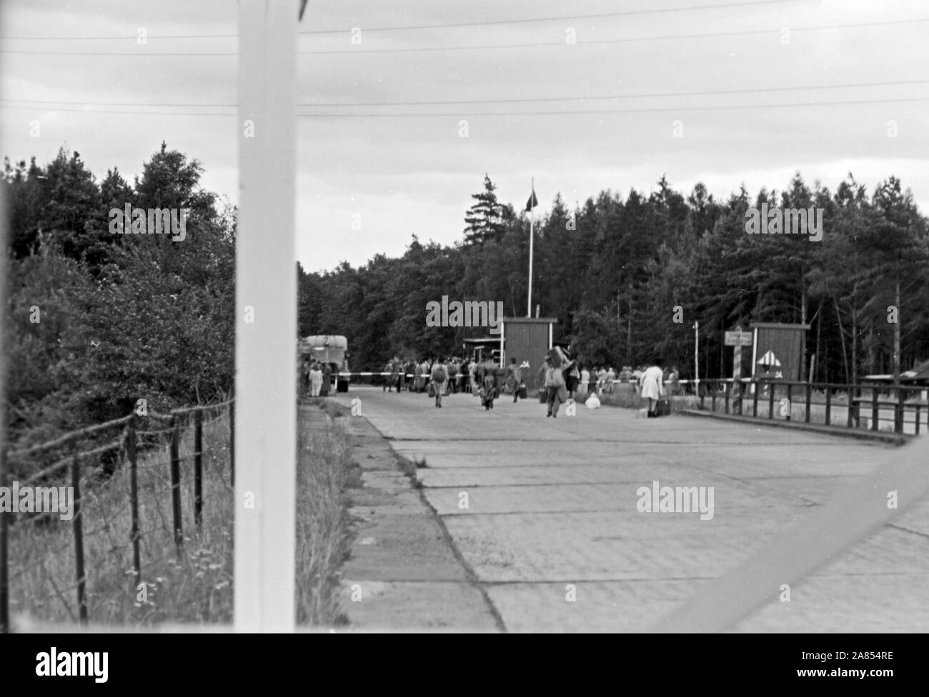 Menschen an Grenzübergang, Ost-West Grenze, Deutschland, 1948. People at  Border Crossing, East-West Border, Germany, 1948 Stock Photo - Alamy