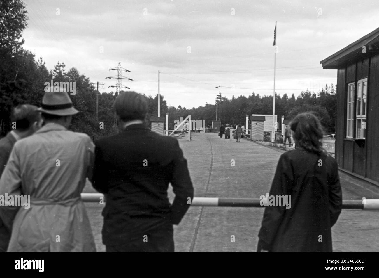 Menschen an Grenzübergang, Ost-West Grenze, Deutschland, 1948. People at Border Crossing, East-West Border, Germany, 1948. Stock Photo
