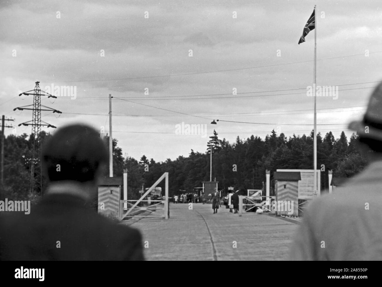 Männer an Grenzübergang, Ost-West Grenze, Deutschland, 1948. Men at Border Crossing, East-West Border, Germany, 1948. Stock Photo
