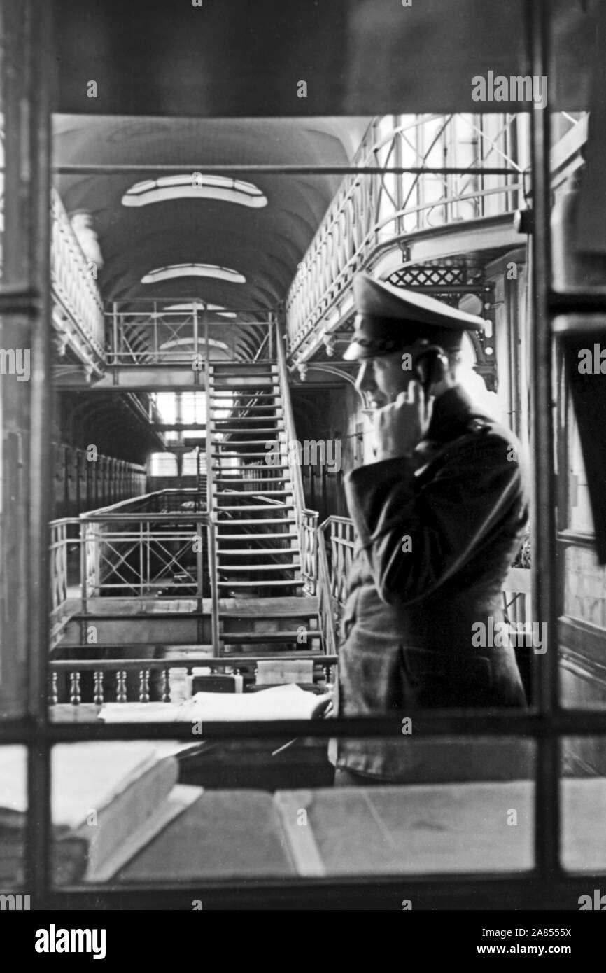 Ein Gefängniswärter am Telefon, Justizvollzugsanstalt Herford Deutschland  1950. A prison guard on the phone, correctional facility Herford Germany  1950 Stock Photo - Alamy