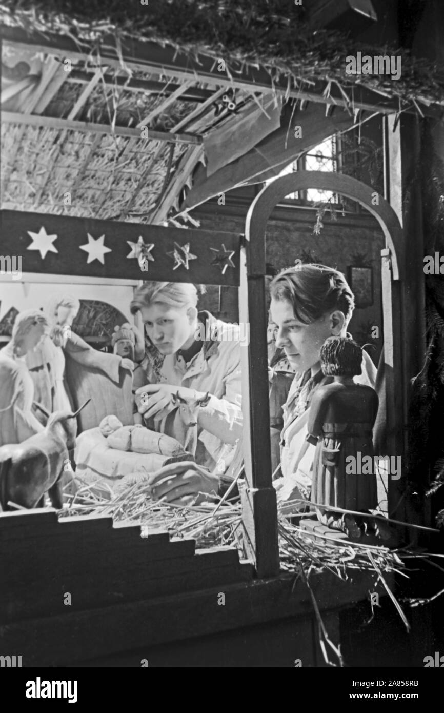Zwei Häftlinge bereiten die Krippe für die Aufführung vor, Justizvollzugsanstalt Herford Deutschland 1950. Two inmates are preparing the crib for the act, correctional facility Herford Germany 1950. Stock Photo