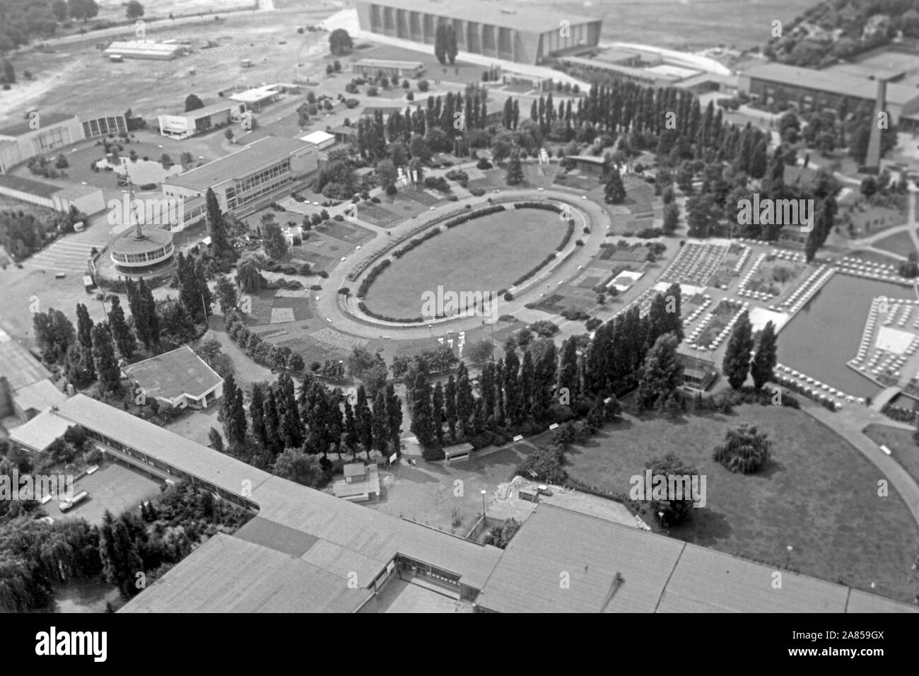 Blick vom Funkturm Berlin auf das Mommsenstadion in Sommergarten, Deutschland 1961. View from Berlin Radio Tower to the Mommsen stadium at Sommergarten, Germany 1961. Stock Photo