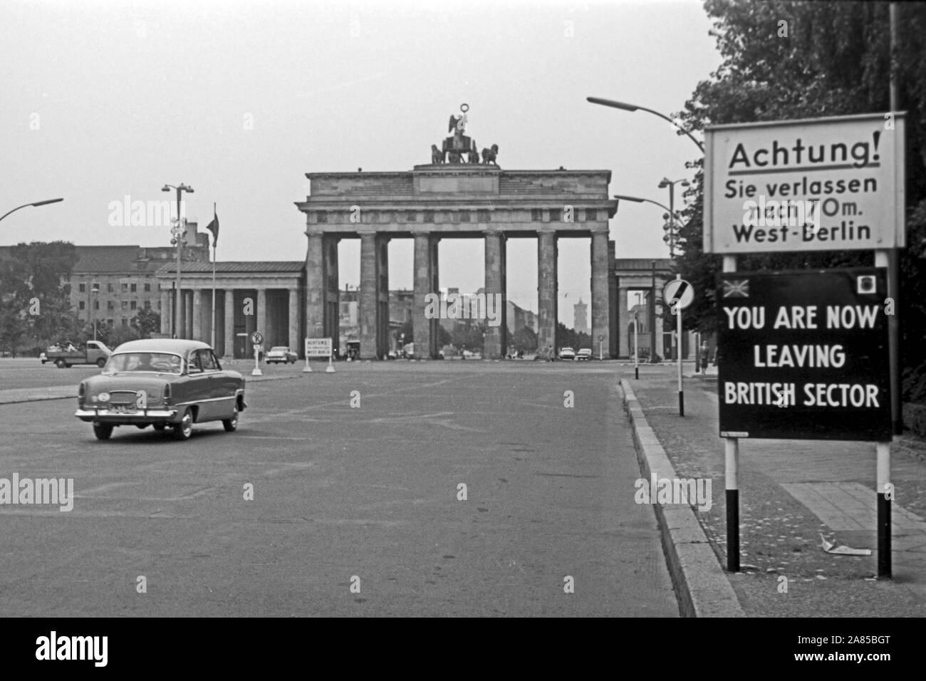 Das Brandenburger Tor in Berlin zwei Wochen vor dem Mauerbau, Deutschland 1961. Brandenburg gate at Berlin, two weeks before the wall was built, Germany 1961. Stock Photo
