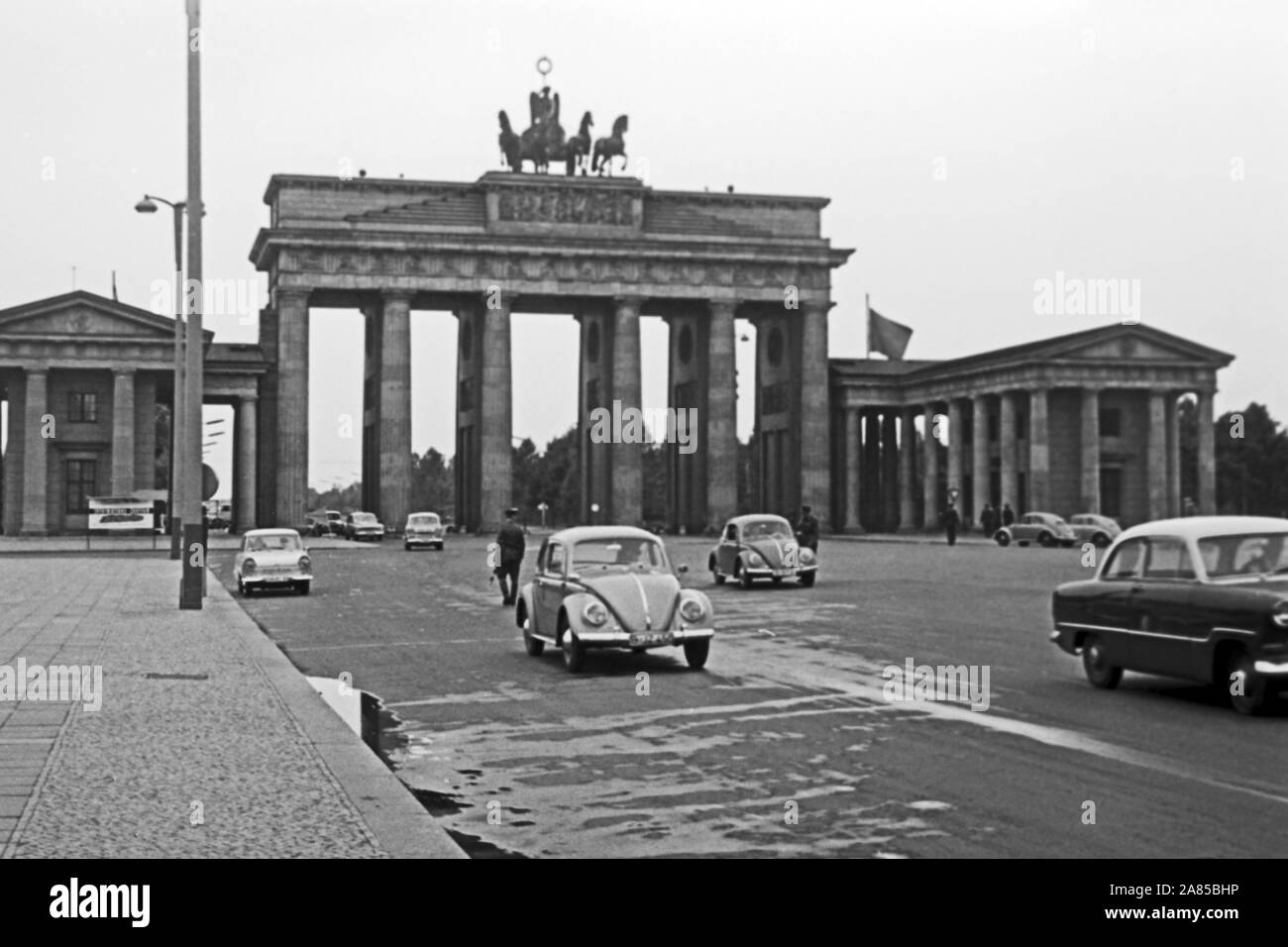 Das Brandenburger Tor in Berlin zwei Wochen vor dem Mauerbau, Deutschland 1961. Brandenburg gate at Berlin, two weeks before the wall was built, Germany 1961. Stock Photo