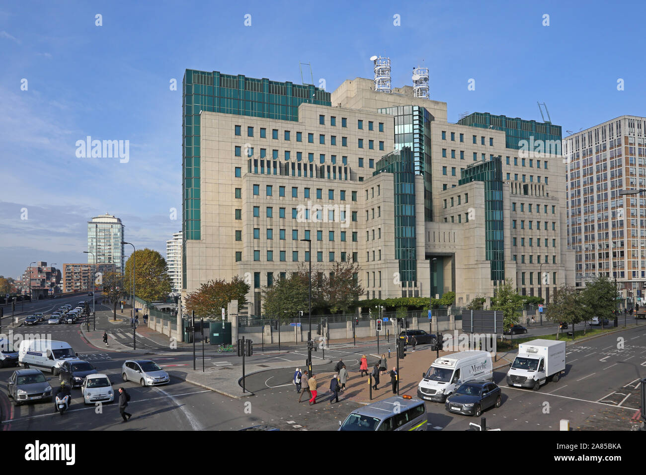 The SIS Building on the River Thames at Vauxhall Cross, London. Headquarters of the UK Special Inteligence Services or MI6. Designed by Terry Farrell Stock Photo
