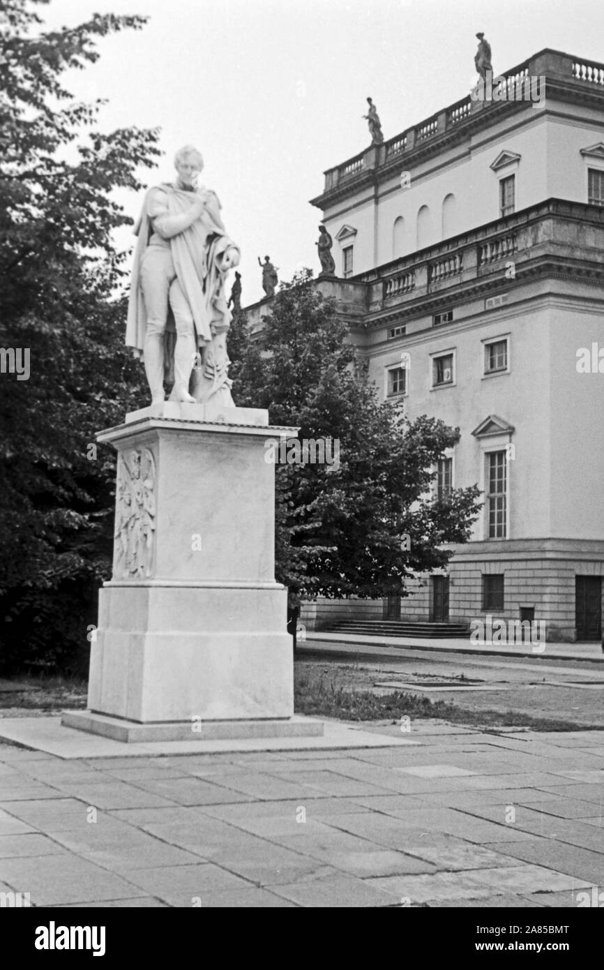 Denkmal vor der Humboldt Universität in Berlin, Deutschland 1961. Humboldt university at Berlin, Germany 1961. Stock Photo