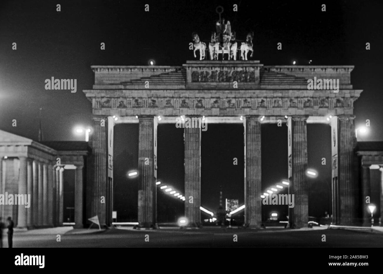 Das Brandenburger Tor bei Nacht in Berlin zwei Wochen vor dem Mauerbau, Deutschland 1961. Brandenburg gate at Berlin by night, two weeks before the wall was built, Germany 1961. Stock Photo