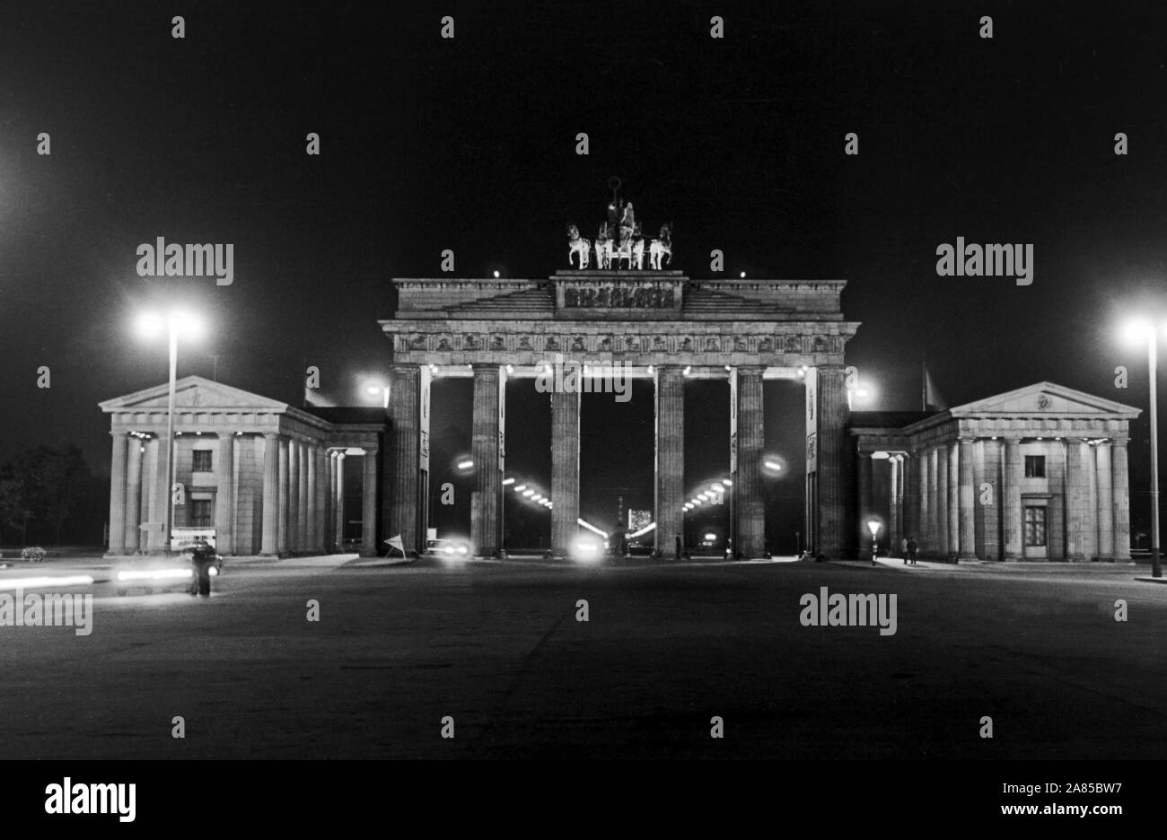 Das Brandenburger Tor bei Nacht in Berlin zwei Wochen vor dem Mauerbau, Deutschland 1961. Brandenburg gate at Berlin by night, two weeks before the wall was built, Germany 1961. Stock Photo