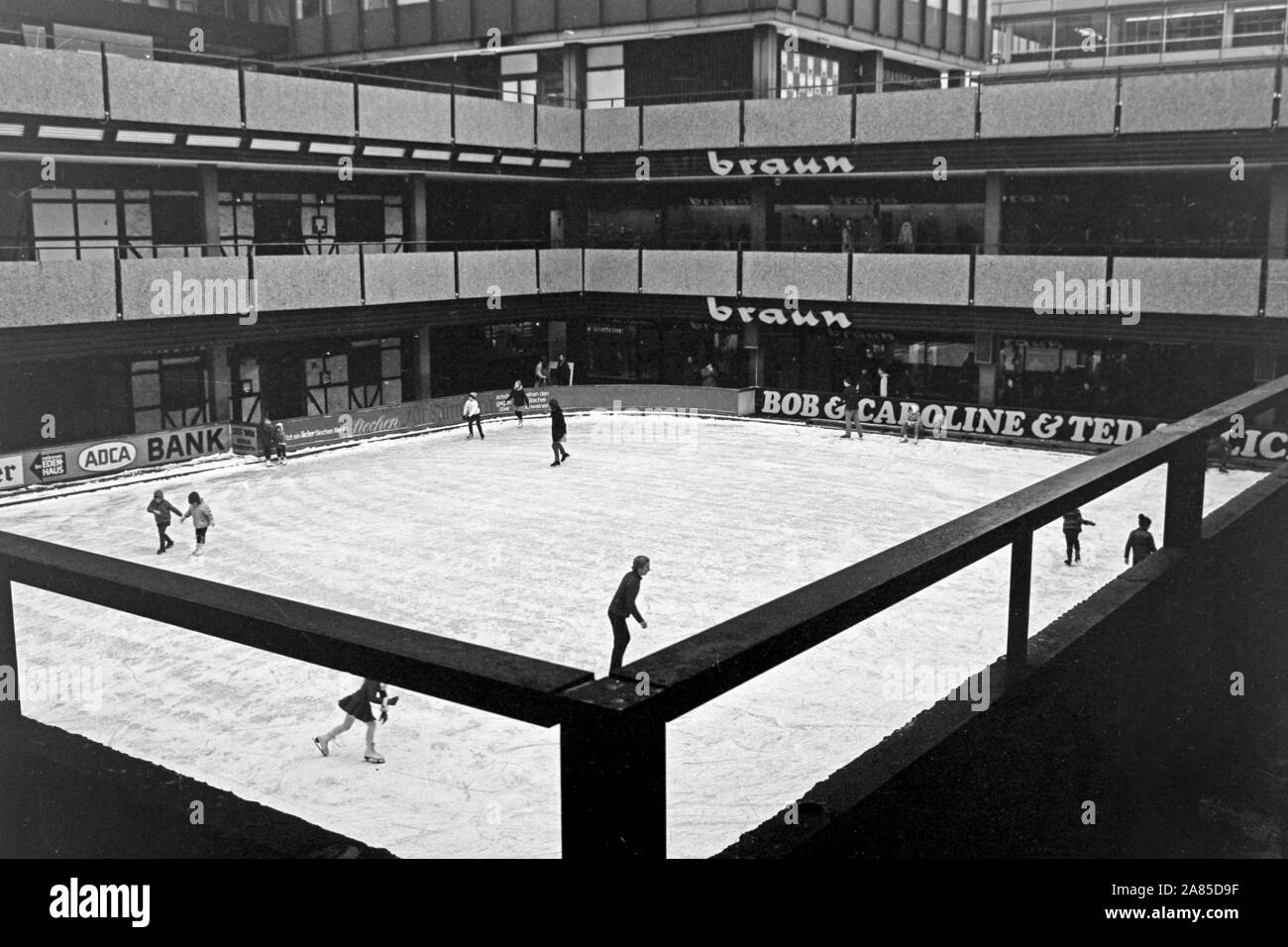 Leute haben Spaß auf einer Eisbahn in Berlin, Deutschland 1970. People enjoying their spare time in an ice rink at Berlin, Germany 1970. Stock Photo